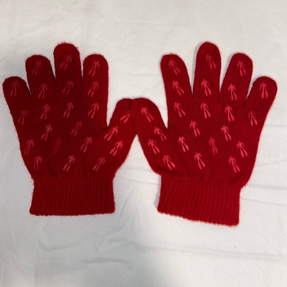 4 pairs of gloves and 2 hats. Used condition several different sizes - Picture 3 of 13